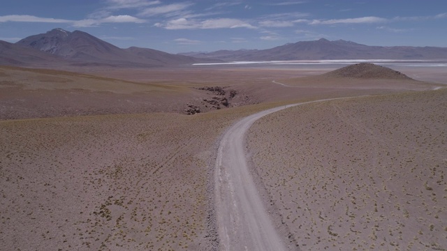 在安第斯山脉的一条土路上，一个露营者正在开车视频素材