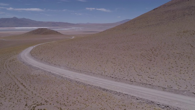 在安第斯山脉的一条土路上，一个露营者正在开车视频素材