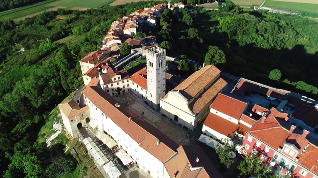 Motovun。鸟瞰图Motovun田园诗般的山城被防御石墙和Mirna河谷包围。视频素材