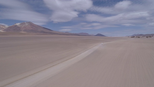 在安第斯山脉的一条土路上，一个露营者正在开车视频素材