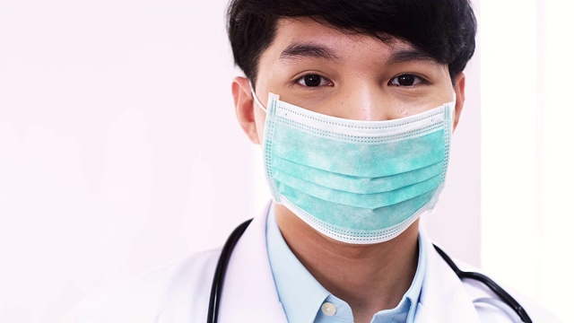 年轻的亚洲医生在诊所戴上防护口罩。健康安全概念、N1H1冠状病毒隔离、病毒防护。视频素材