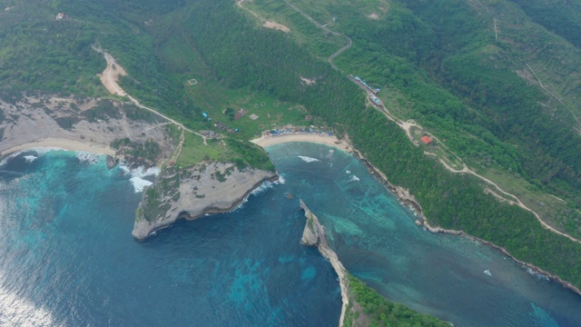 从无人机鸟瞰美丽的岛屿，海洋，海滩，努萨佩尼达，巴厘岛视频素材