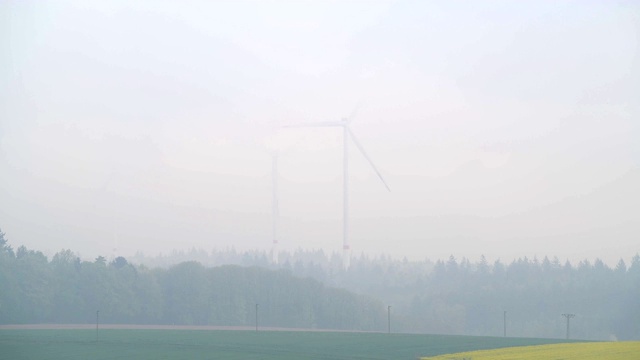 风力涡轮机在雾景观，维尔布伦，Michelstadt，奥登瓦尔德，黑塞，德国视频素材