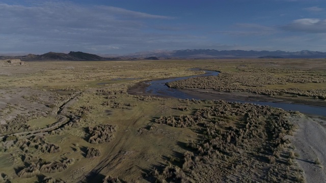 空中的河流和岩石景观在安第斯山脉视频素材