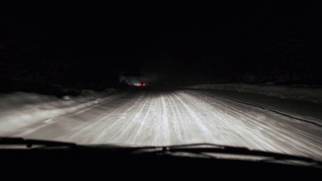 晚上在森林里的雪地上开车。观点视频素材