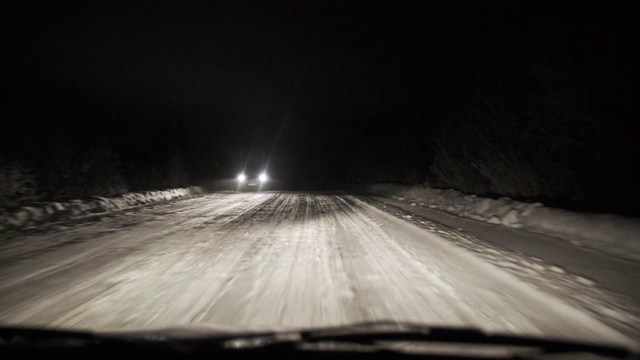 晚上在森林里的雪地上开车。观点视频素材