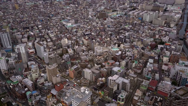 电影倾斜鸟瞰图东京天际线城市景观从东侧。视频素材