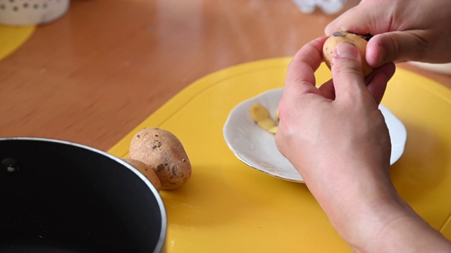 在桌子上用小刀切土豆视频素材