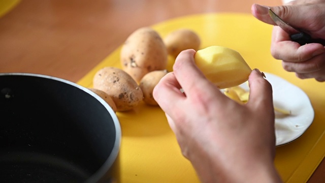 在桌子上用小刀慢动作切土豆视频素材