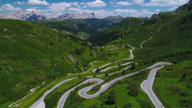 意大利Dolomites，从空中俯瞰Passo Pordoi山路视频素材