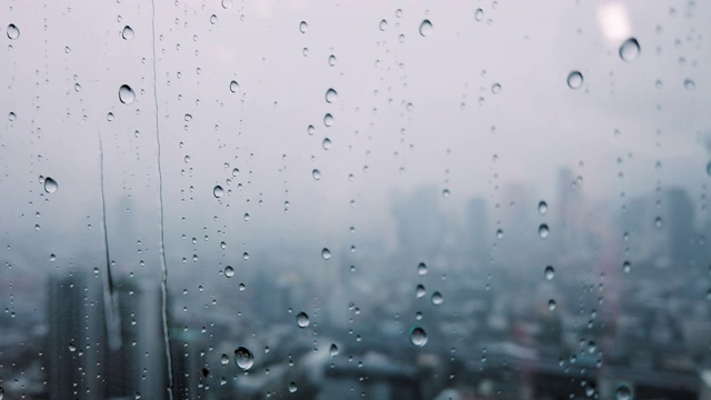 雨滴落在窗户玻璃上与曼谷的城市景观视频素材