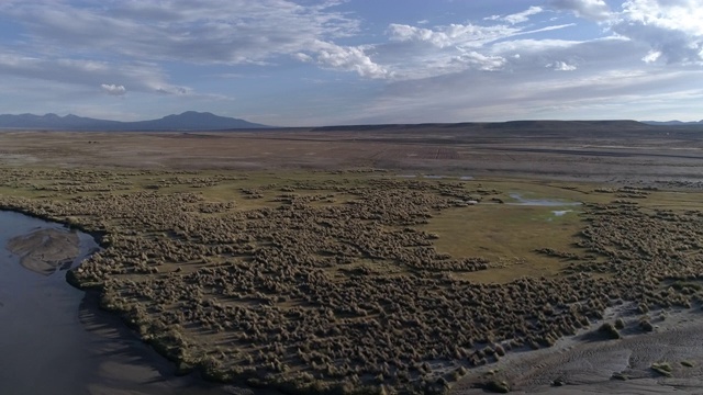 空中的河流和岩石景观在安第斯山脉视频素材