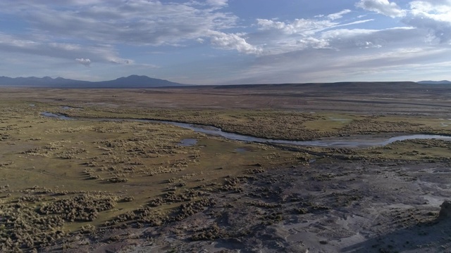 空中的河流和岩石景观在安第斯山脉视频素材