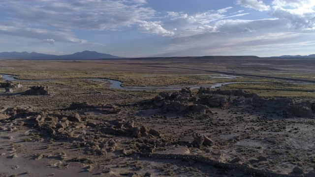 空中的河流和岩石景观在安第斯山脉视频素材