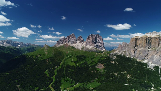 意大利无人机拍摄的Dolomite的夏季景观视频素材