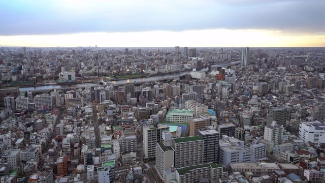 从东侧平移拍摄东京天际线城市景观鸟瞰图。视频素材