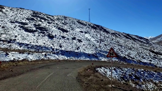 雪山中的路视频素材