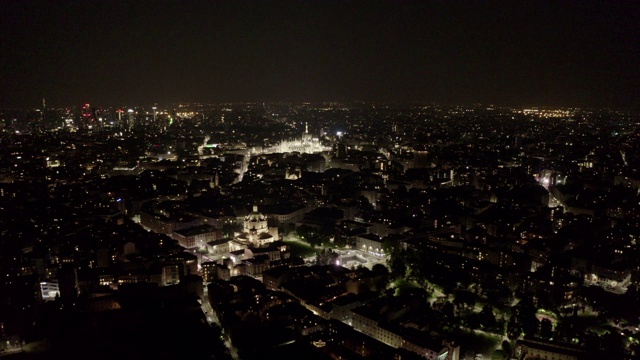 意大利米兰大教堂夜景鸟瞰图视频素材