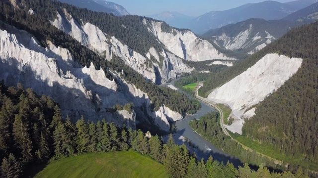 Ruinaulta(莱茵河峡谷或瑞士大峡谷)的鸟瞰图，这是一个由莱茵河在瑞士格劳宾登创造的峡谷视频素材