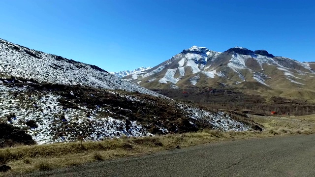 雪山中的一条路视频素材