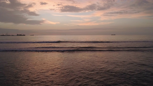 日落时海滩上的浪花视频素材