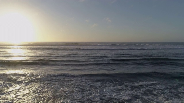 日落时海滩上的浪花视频素材