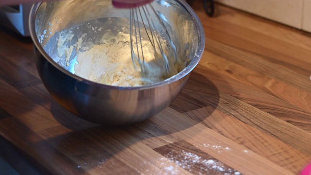 面团放在一个不锈钢碗里，用搅拌器搅拌视频素材