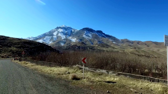 山间蜿蜒的道路视频素材