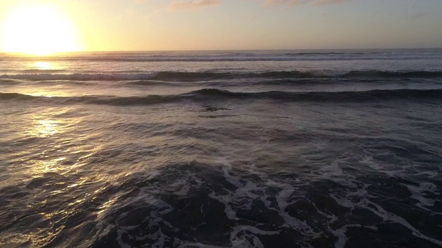 日落时海滩上的浪花视频素材