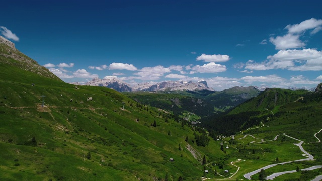 鸟瞰图显示一个山谷在Dolomites在夏天，意大利视频素材