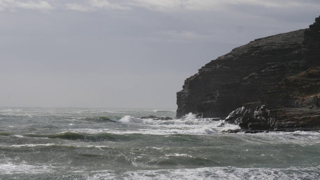 西班牙海滩在多云天气海浪。视频素材