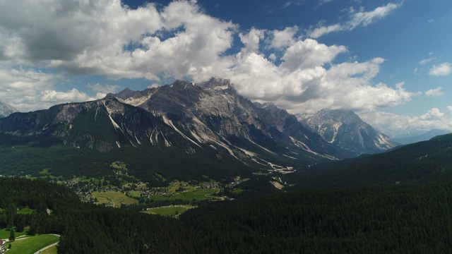 航拍飞向森林与多山的背景，Dolomites，意大利视频素材