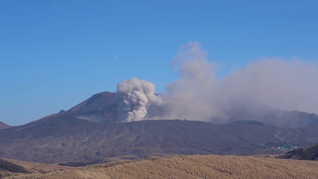 1月的草桑里大草原观测，那卡山以冒烟为背景视频素材