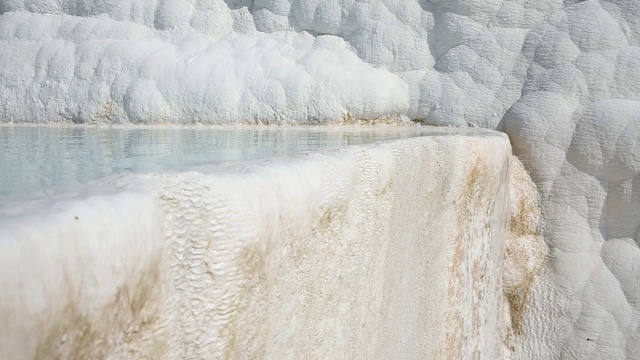 在Pamukkale，水从石灰华梯田缓慢流动视频素材