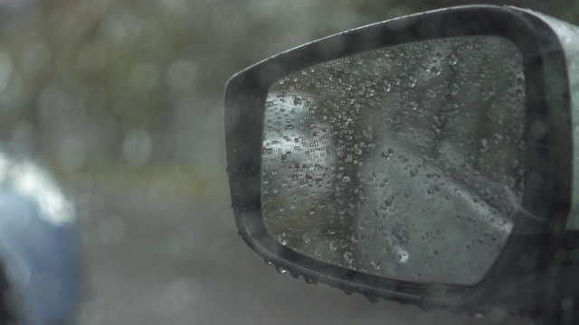 在下雨时从停车场内部散焦侧面视图视频素材