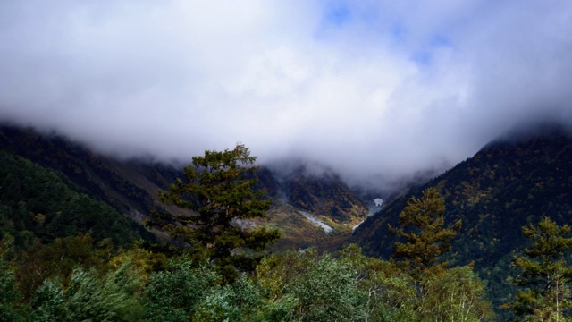 缩小时间流逝山覆盖着雾视频素材