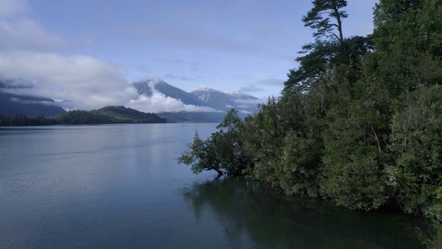 空中的湖和山与云视频素材