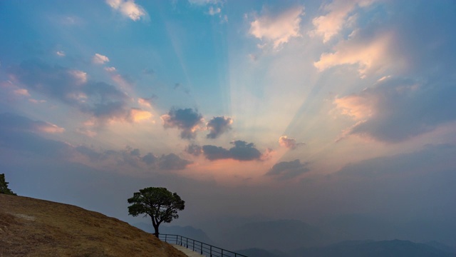 孤独的树与戏剧性的天空在山上，时间流逝视频视频素材