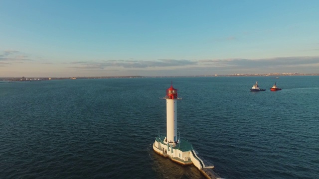 空中俯瞰蓝色海洋中的灯塔。从上面的观点视频下载