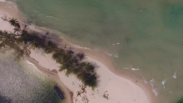 空中拍摄绿松石海洋和白色沙滩，航拍视频视频素材