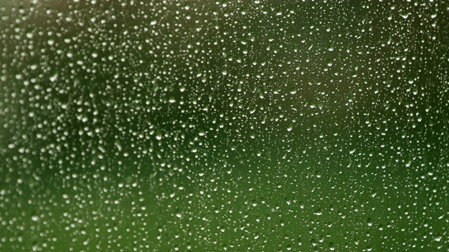 雨滴落在窗户上视频素材