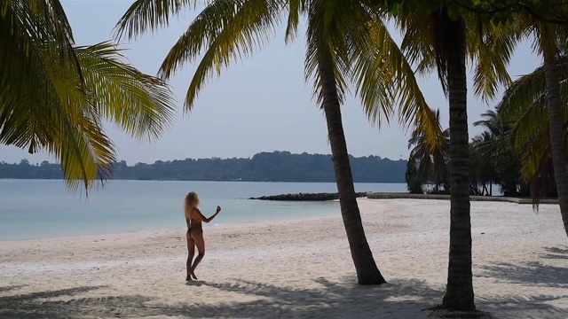 性感的女人在比基尼快乐的微笑走在夏季旅游度假的热带海滩上。泰国的Koh Mak岛视频素材