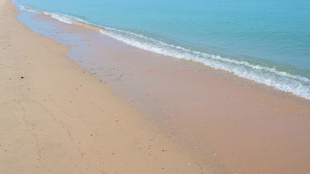 柔软的海浪与蓝色的海洋在沙滩上4K分辨率。视频素材