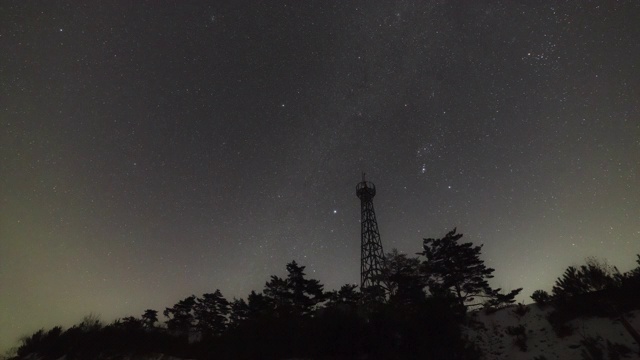 夜空下的钢塔/韩国江原道的inji -gun视频素材