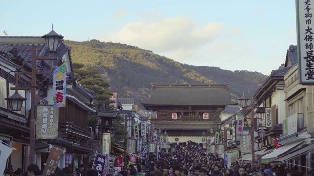 在亚洲，日本长野的仙子寺有很多人视频素材