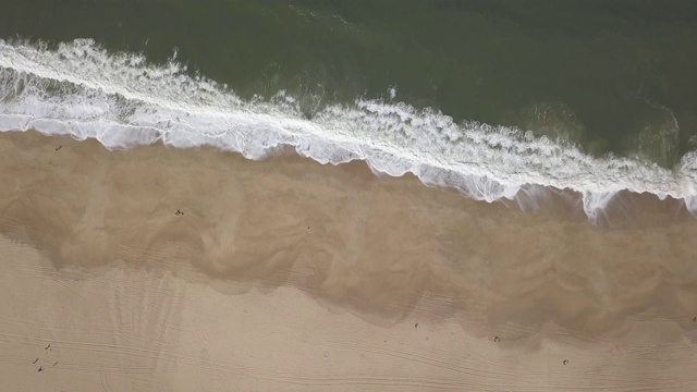 在大西洋海岸的纳扎尔海滩里维埃拉。一个标志性的地方，冲浪的麦加。老城和长廊的鸟瞰图视频素材