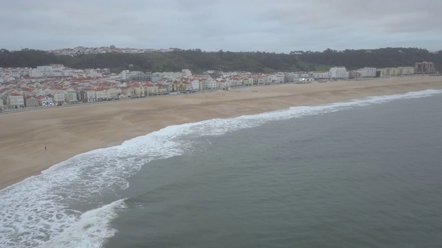 在大西洋海岸的纳扎尔海滩里维埃拉。一个标志性的地方，冲浪的麦加。老城和长廊的鸟瞰图视频素材