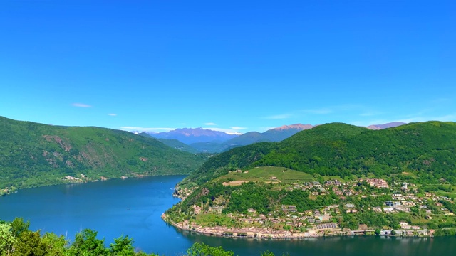 全景式的高山湖卢加诺和村庄Morcote和山在一个阳光明媚的日子视频素材