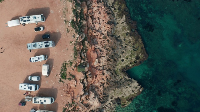 鸟瞰图。风景优美的地中海和露营地点与现代房车露营车视频素材