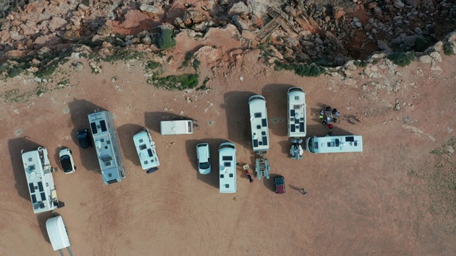 停车场上许多野营车的鸟瞰图。航拍海景。路上度假视频素材